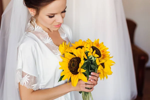 Bella Sposa Accappatoio Vicino Vestito Con Velo Lussureggiante Mazzo Fiori — Foto Stock