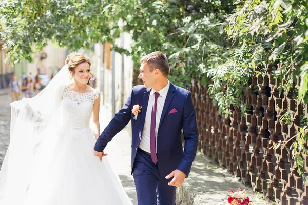 Newlyweds Walk City Street Tenderly Hold Hands Girl Holding Wedding — Stock Photo, Image
