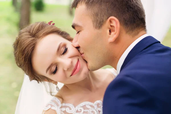 Casal Encantador Dia Casamento Noiva Noivo Recém Casados Passear Homem — Fotografia de Stock