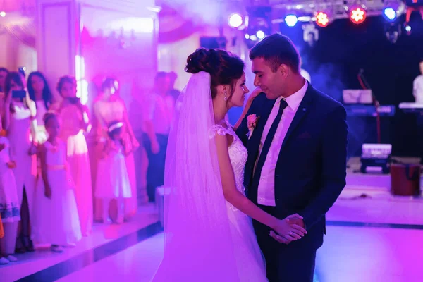 Feliz Novia Novio Bailando Recepción Boda Hermosa Pareja Recién Casados —  Fotos de Stock