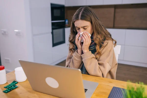 Una Joven Que Sostiene Cabeza Mira Portátil Con Una Bufanda — Foto de Stock