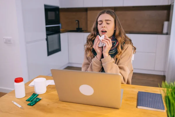 Mujer Sonándose Nariz Sosteniendo Pañuelo Estornudando Durante Trabajo Con Ordenador — Foto de Stock