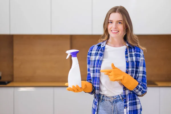 Mulher Feliz Aponta Dedo Para Uma Garrafa Solução Limpeza Vestida — Fotografia de Stock