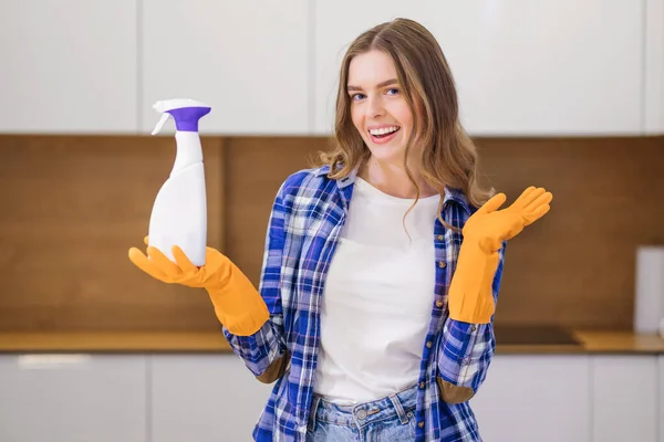 Uma Empregada Segura Detergente Químico Numa Camisa Shirt Luvas Cozinha — Fotografia de Stock