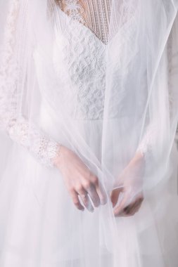 Nişan yüzüğü gelinin parmağında. Düğün günü..