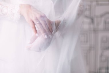 Düğün hazırlıkları. Gelinin elleri güzel bir manikürle ve elbisesinde güzel bir yüzükle.