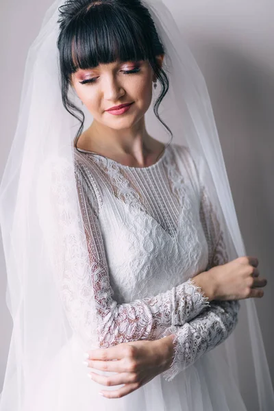 Gyönyörű Menyasszony Sötét Haj Egy Elegáns Esküvői Ruha Pózol Szobában — Stock Fotó