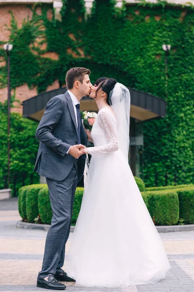 Sposa Sposo Abbracciare Baciare Nel Parco Coppia Sulla Strada Con — Foto Stock