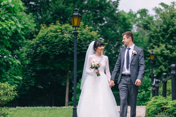 Couple Amoureux Jeunes Mariés Promène Dans Ville Mari Femme Promenade — Photo