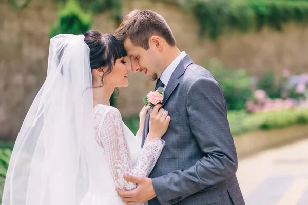 Feliz Pareja Recién Casada Paseo Por Calle Una Vieja Ciudad —  Fotos de Stock