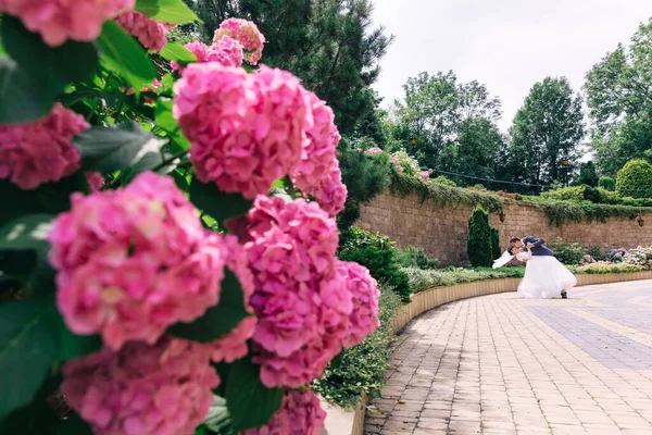 Eleganti Sposi Che Ballano Divertono Strada Felice Matrimonio Lusso Coppia — Foto Stock