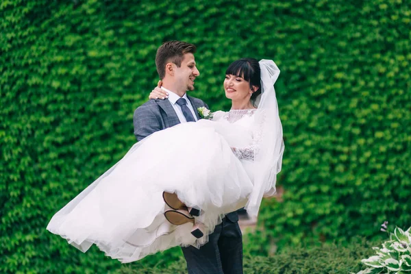 Beau Couple Jeunes Mariés Amoureux Étreignant Dans Rue Mari Tient — Photo