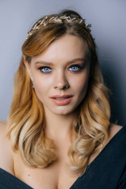 Yüzünde garip bir makyaj, elmacık kemiklerinde ışıltı ve dudaklarında ışıltılı ruj olan güzel, büyüleyici bir model..