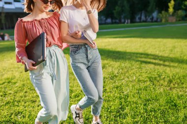 Sokakta yürüyen iki yoldaşın sokak portresi. Gülüşmeler, birbirleriyle konuşmalar, yaz tatilinin tadını çıkarmalar..