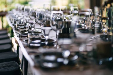 Sabah restoranda güzel döşenmiş masalar, bardaklar ve aletler..