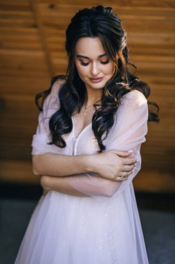 Düğün moda gelini. Mükemmel bir gelinlik, makyaj ve saç stili. Muhteşem esmer model içeride poz veriyor.