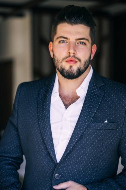 Düğün sabahı resmi takım elbiseli, beyaz gömlekli şık bir damat. Klasik elbiseli bir iş adamı..