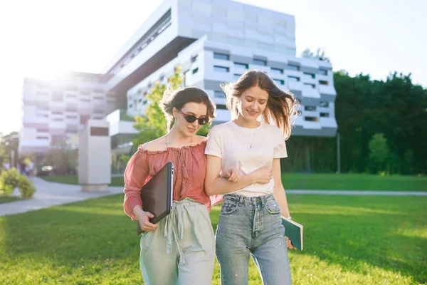 Dos Amigos Universidad Están Caminando Por Calle Después Escuela Una —  Fotos de Stock