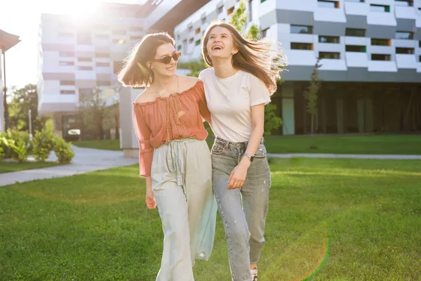 Due Giovani Belle Ragazze Che Ridono Mentre Camminano Nel Parco — Foto Stock