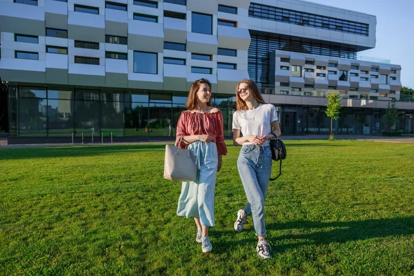 Két Barátnő Lány Iskolás Lányok Nyáron Parkban Boldog Mosollyal Örvendeznek — Stock Fotó