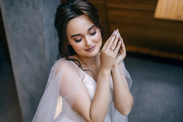 Perfekter Brautstil Brünette Mit Lockigem Haar Make Luxus Hochzeitskleid — Stockfoto