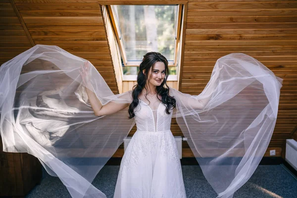 Bela Jovem Noiva Acenando Véu Vestido Branco Quarto Fundo Janela — Fotografia de Stock