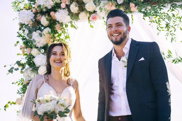 Charmant Jeune Couple Mariage Tient Devant Autel Cérémonie Mariage Les — Photo