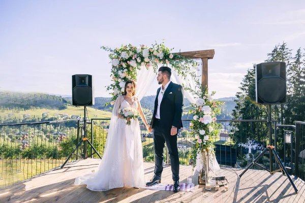 Noiva Noivo Sob Arco Casamento Flores Frescas Vegetação Com Vista — Fotografia de Stock