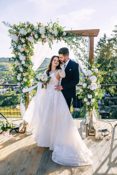 Noiva Noivo Abraçam Frente Arco Casamento Felizes Recém Casados Final — Fotografia de Stock