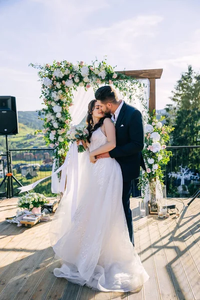 Bonito Casal Recém Casado Abraçando Beijando Durante Cerimônia Casamento — Fotografia de Stock