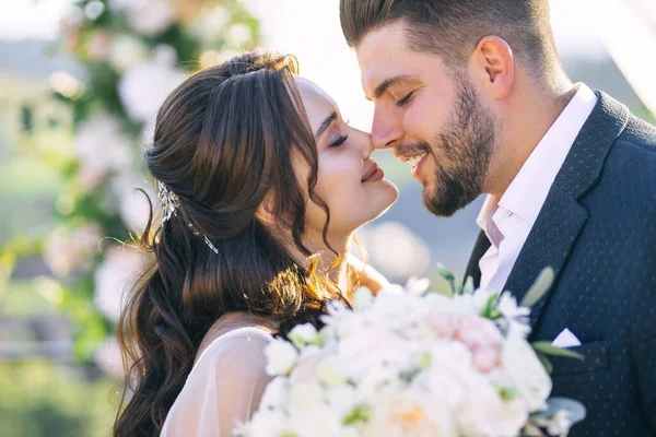 Retrato Casal Feliz Romântico Recém Casado Beijando Perto Arco Livre — Fotografia de Stock