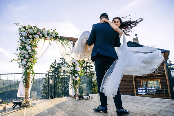 Jeune Marié Costume Noir Danse Tourne Autour Une Belle Mariée — Photo