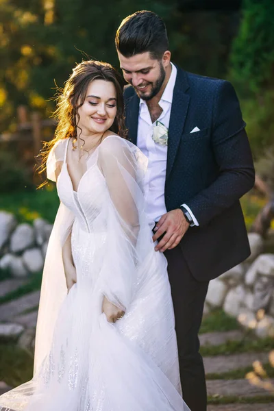 Retrato Completo Homem Bonito Terno Elegante Abraçando Sua Jovem Noiva — Fotografia de Stock