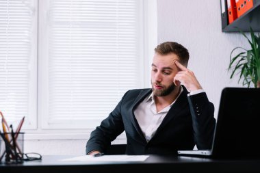 Odaklanmış ciddi iş adamı düşüncesi. Kriz zamanlarında maliyetleri düşürmeyi düşünen kafası karışık bir yönetici.