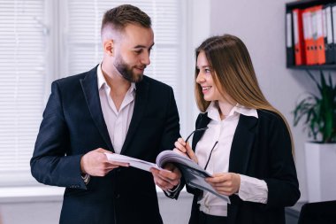 Zeki iş adamları toplantıda proje tartışıyor ve gülümsüyor