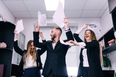 Ofis çalışanları kârlı bir sözleşme kazandı, kazananlar grubu zaferi ya da büyük başarıyı kutladı