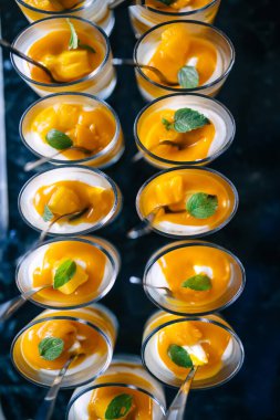 Lezzetli tatlı büfeyle süslenmiş şekerlemeler. Kekler, ekekler ve diğer tatlılar. Düğün ziyafeti..