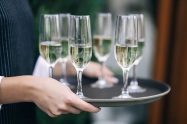 Şampanyayı servis eden üniformalı profesyonel erkek garson..