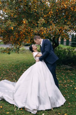 Neşeli yeni evliler birbirlerine sevgiyle bakar, düğün töreninden sonra birlikte vakit geçirirler..