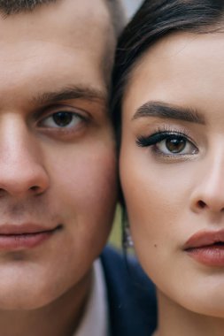 Gelin ve damadın yüz yüzeyinin iki yarısı. Yeni evlilerin düğün portresi..
