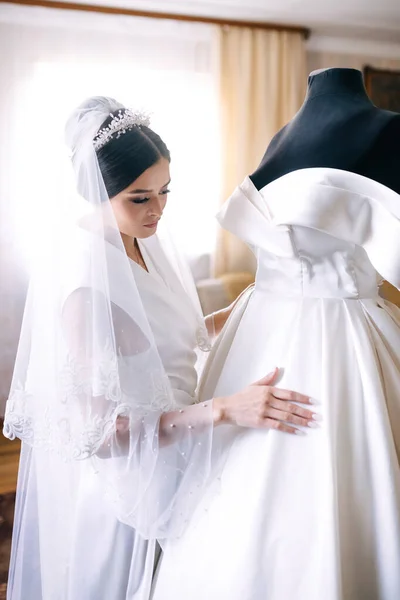Утренняя Подготовка Невесты Предстоящей Свадьбе Девушка Показывает Свое Белое Платье — стоковое фото