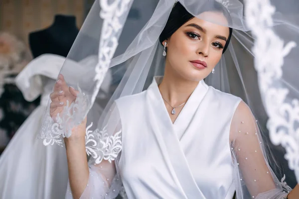 新娘穿着浴衣 一个长相欧式的年轻姑娘 化着妆 头戴面纱在闺房里 — 图库照片