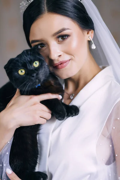 Hermosa Chica Con Gato Negro Sus Brazos Novia Abraza Peluda — Foto de Stock