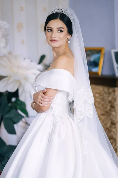 Элегантная Невеста Портрете Свадебного Платья Отеле Макияж Вуалью Голове — стоковое фото
