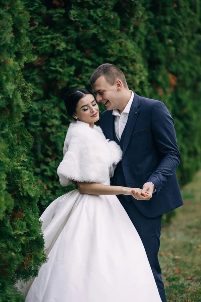 Élégant Couple Jeunes Mariés Heureux Marchant Dans Parc Jour Leur — Photo