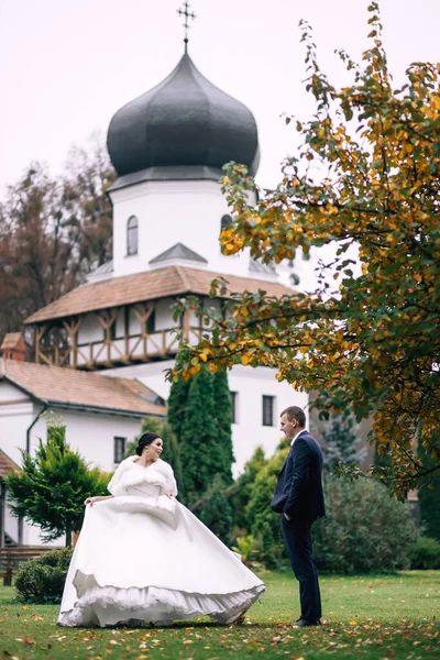 Die Braut Wirbelt Einem Weißen Kleid Der Bräutigam Blickt Auf — Stockfoto