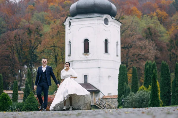 Ein Fröhliches Liebespaar Hält Händchen Lächelt Geht Vor Der Kulisse — Stockfoto