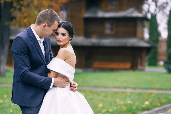 Élégant Beau Marié Mariée Posant Sur Fond Bâtiment Bois Dans — Photo