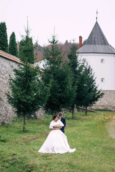 Ένα Υπέροχο Γαμήλιο Ζευγάρι Περπατά Κοντά Στο Παλιό Κάστρο Ένα — Φωτογραφία Αρχείου