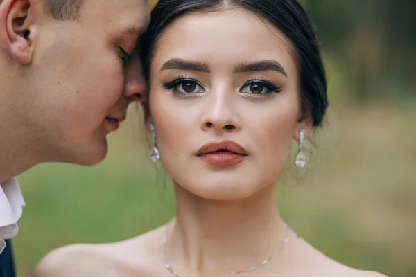 Près Belle Douce Heureuse Mariée Marié Homme Touche Doucement Visage — Photo